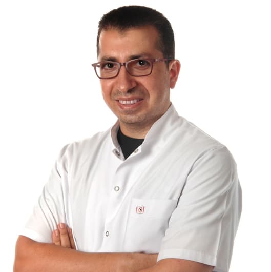 Beyaz önlüklü Prof. Dr. Muharrem Kıskaç portresi
